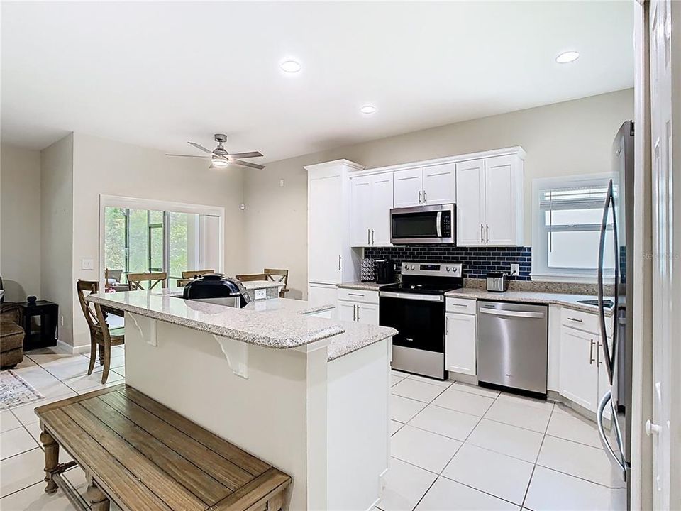 合同活跃: $2,800 (3 贝兹, 2 浴室, 2039 平方英尺)