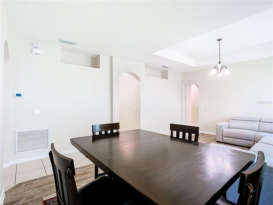 合同活跃: $2,800 (3 贝兹, 2 浴室, 2039 平方英尺)