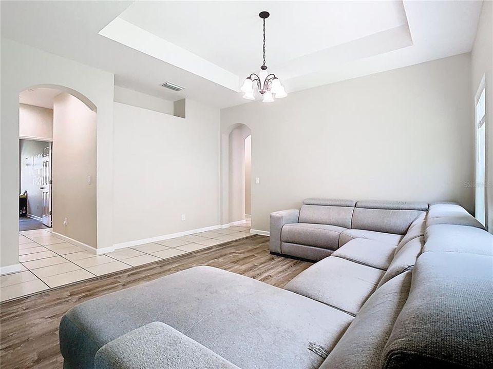 合同活跃: $2,800 (3 贝兹, 2 浴室, 2039 平方英尺)