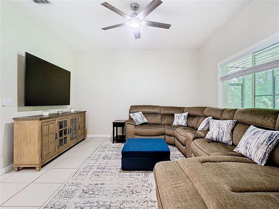 合同活跃: $2,800 (3 贝兹, 2 浴室, 2039 平方英尺)