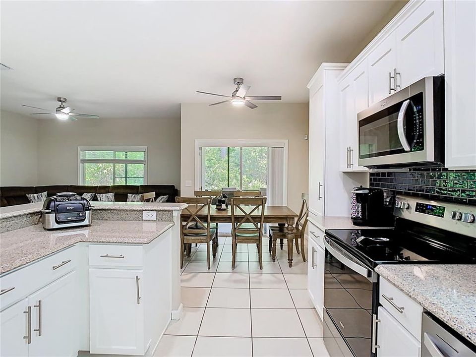 合同活跃: $2,800 (3 贝兹, 2 浴室, 2039 平方英尺)