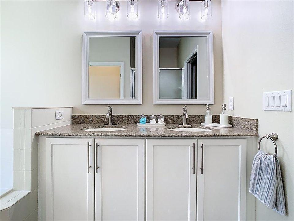 合同活跃: $2,800 (3 贝兹, 2 浴室, 2039 平方英尺)