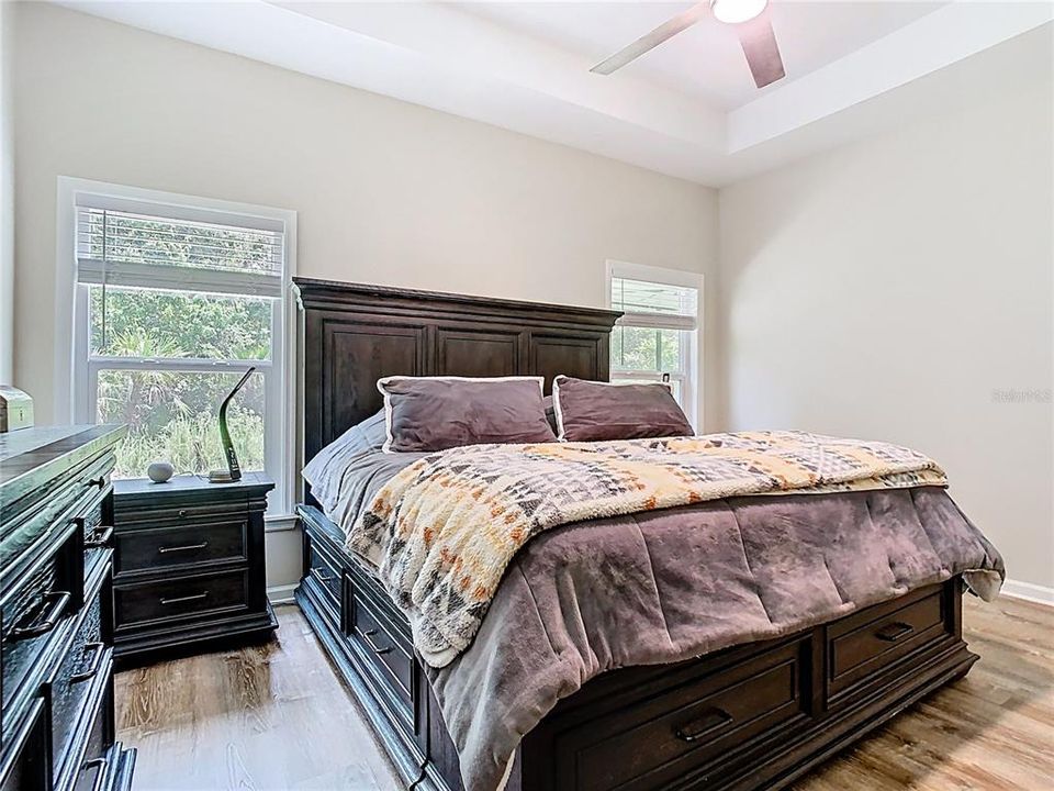 合同活跃: $2,800 (3 贝兹, 2 浴室, 2039 平方英尺)