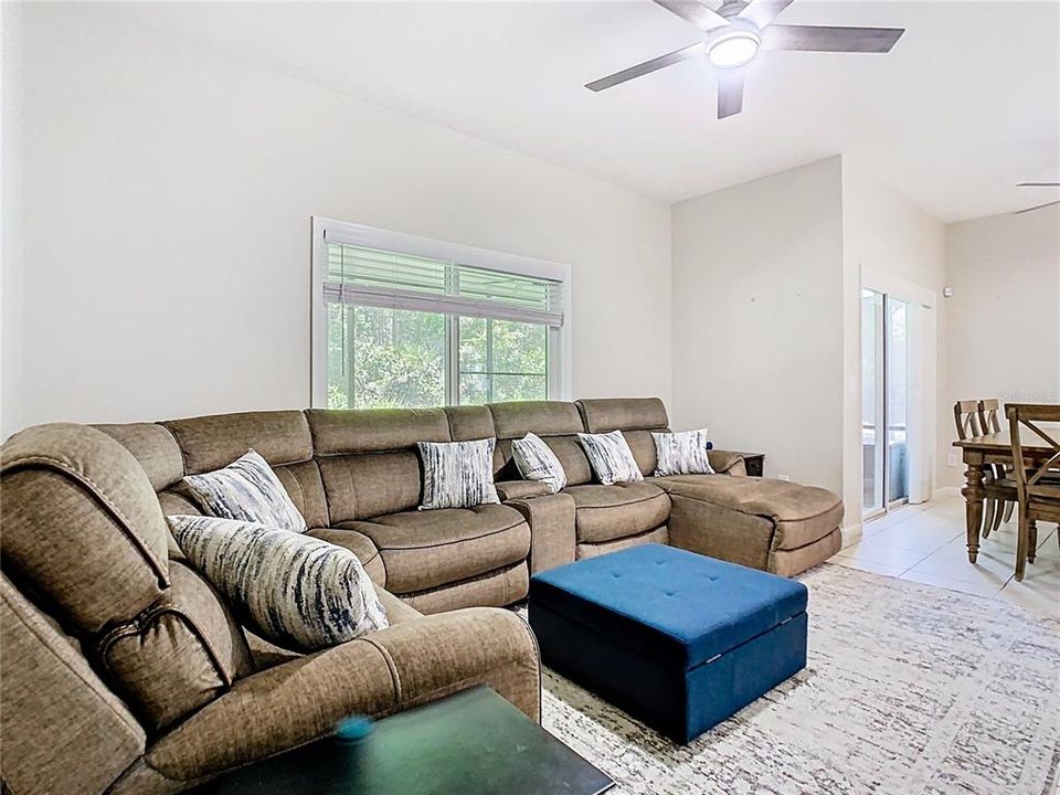 合同活跃: $2,800 (3 贝兹, 2 浴室, 2039 平方英尺)