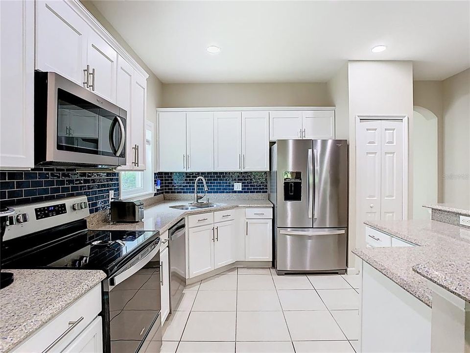 合同活跃: $2,800 (3 贝兹, 2 浴室, 2039 平方英尺)