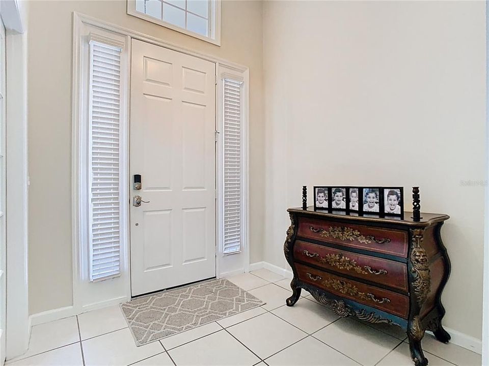 合同活跃: $2,800 (3 贝兹, 2 浴室, 2039 平方英尺)