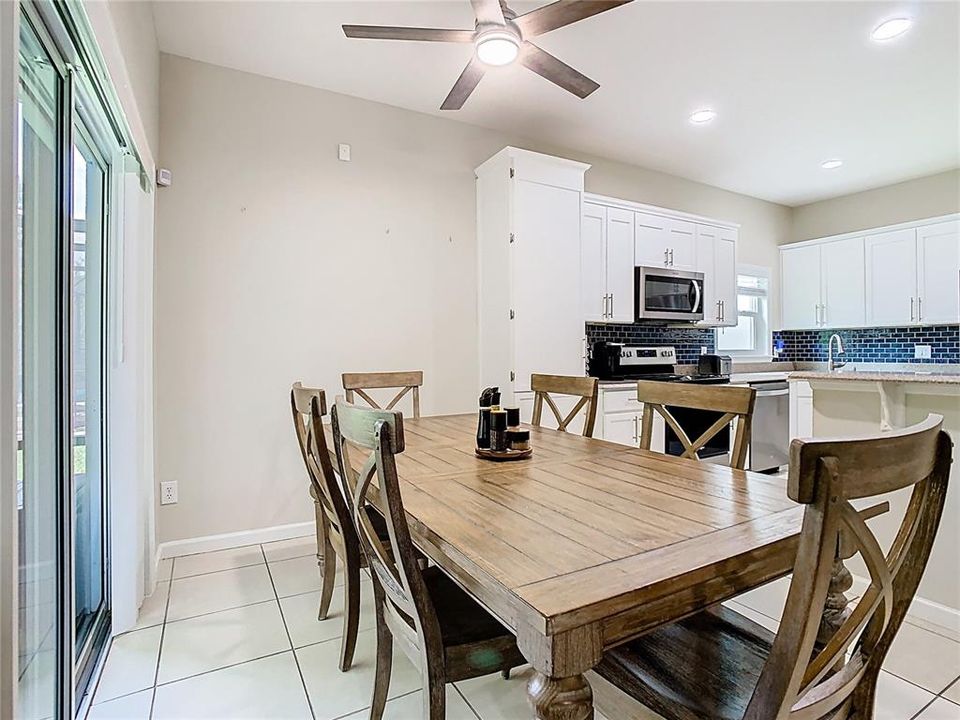 合同活跃: $2,800 (3 贝兹, 2 浴室, 2039 平方英尺)