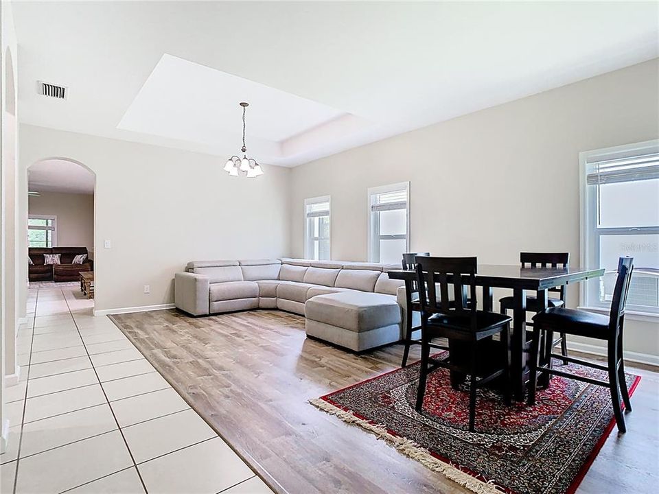 合同活跃: $2,800 (3 贝兹, 2 浴室, 2039 平方英尺)