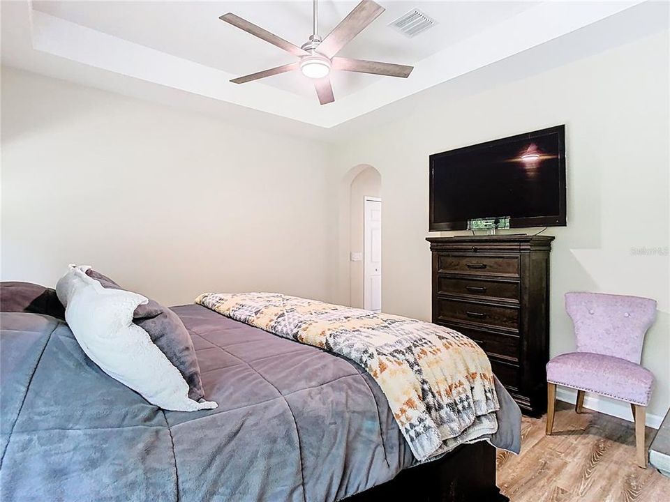 合同活跃: $2,800 (3 贝兹, 2 浴室, 2039 平方英尺)