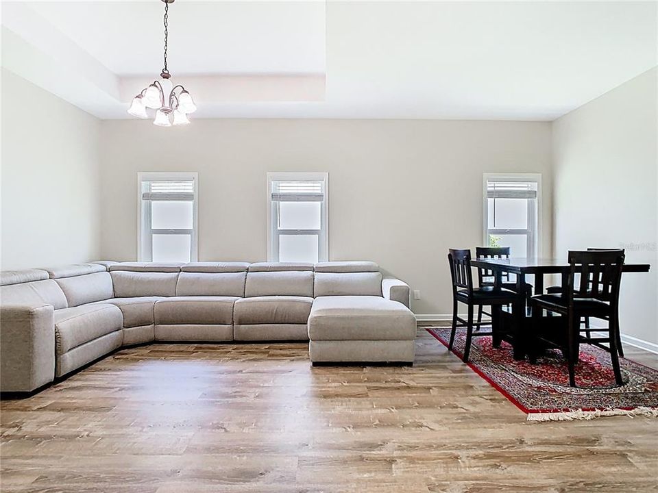 合同活跃: $2,800 (3 贝兹, 2 浴室, 2039 平方英尺)