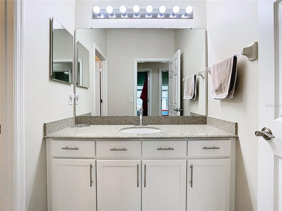 合同活跃: $2,800 (3 贝兹, 2 浴室, 2039 平方英尺)