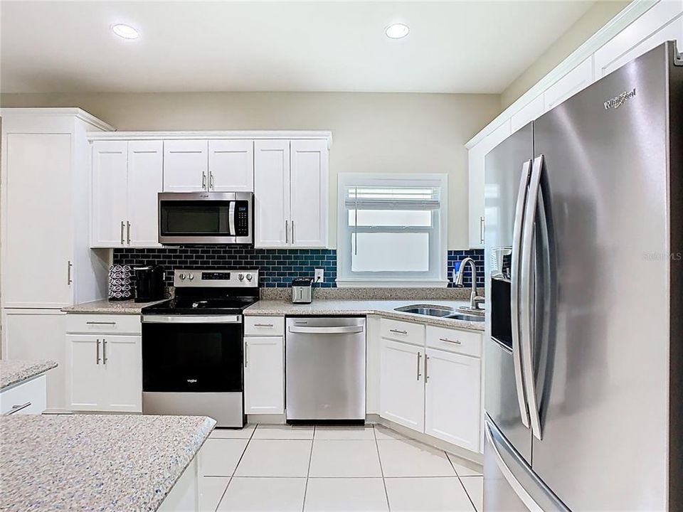 合同活跃: $2,800 (3 贝兹, 2 浴室, 2039 平方英尺)