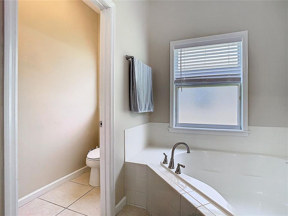 合同活跃: $2,800 (3 贝兹, 2 浴室, 2039 平方英尺)