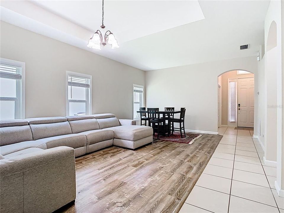 合同活跃: $2,800 (3 贝兹, 2 浴室, 2039 平方英尺)