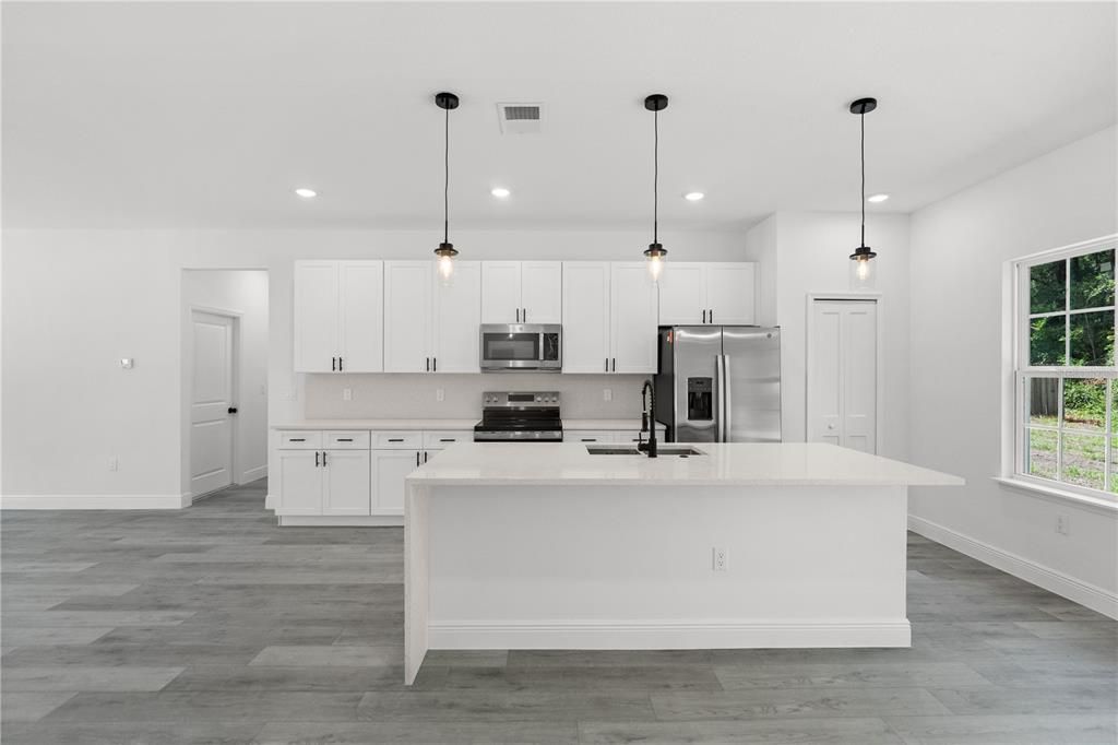 Activo con contrato: $279,000 (4 camas, 2 baños, 1774 Pies cuadrados)