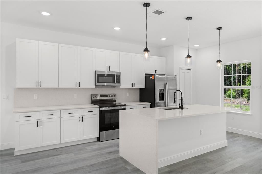 Activo con contrato: $279,000 (4 camas, 2 baños, 1774 Pies cuadrados)