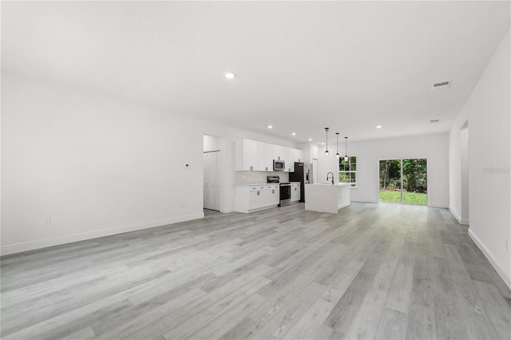 Activo con contrato: $279,000 (4 camas, 2 baños, 1774 Pies cuadrados)