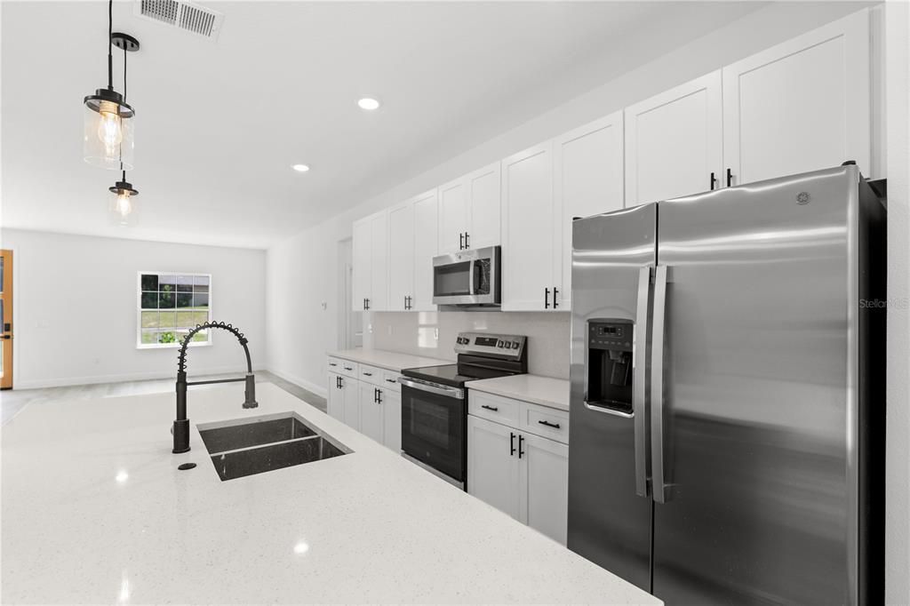 Activo con contrato: $279,000 (4 camas, 2 baños, 1774 Pies cuadrados)