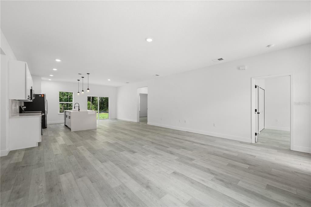 Activo con contrato: $279,000 (4 camas, 2 baños, 1774 Pies cuadrados)