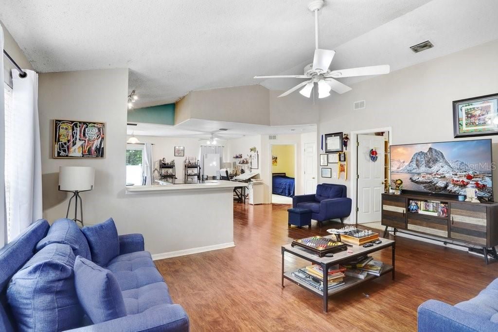 For Sale: $329,900 (3 beds, 2 baths, 1328 Square Feet)