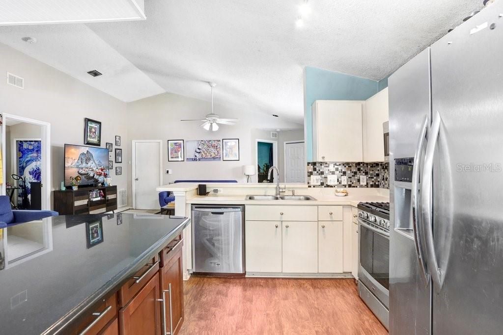 For Sale: $329,900 (3 beds, 2 baths, 1328 Square Feet)