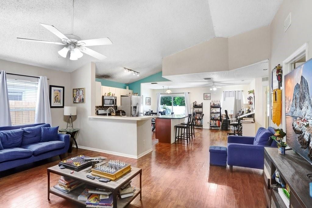 For Sale: $329,900 (3 beds, 2 baths, 1328 Square Feet)