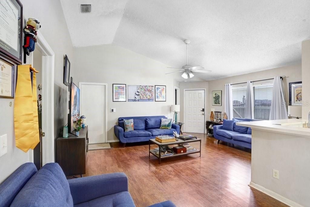 For Sale: $329,900 (3 beds, 2 baths, 1328 Square Feet)