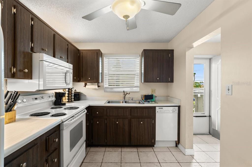 Active With Contract: $130,000 (2 beds, 2 baths, 1005 Square Feet)