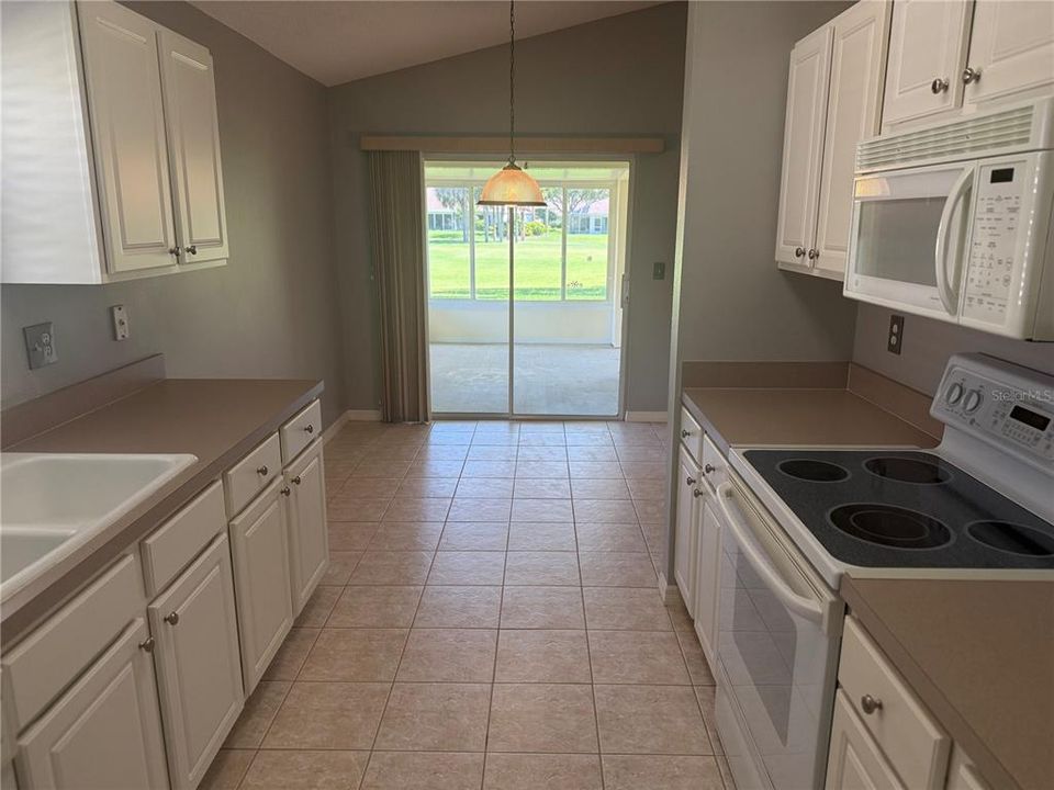 合同活跃: $2,200 (2 贝兹, 2 浴室, 1612 平方英尺)