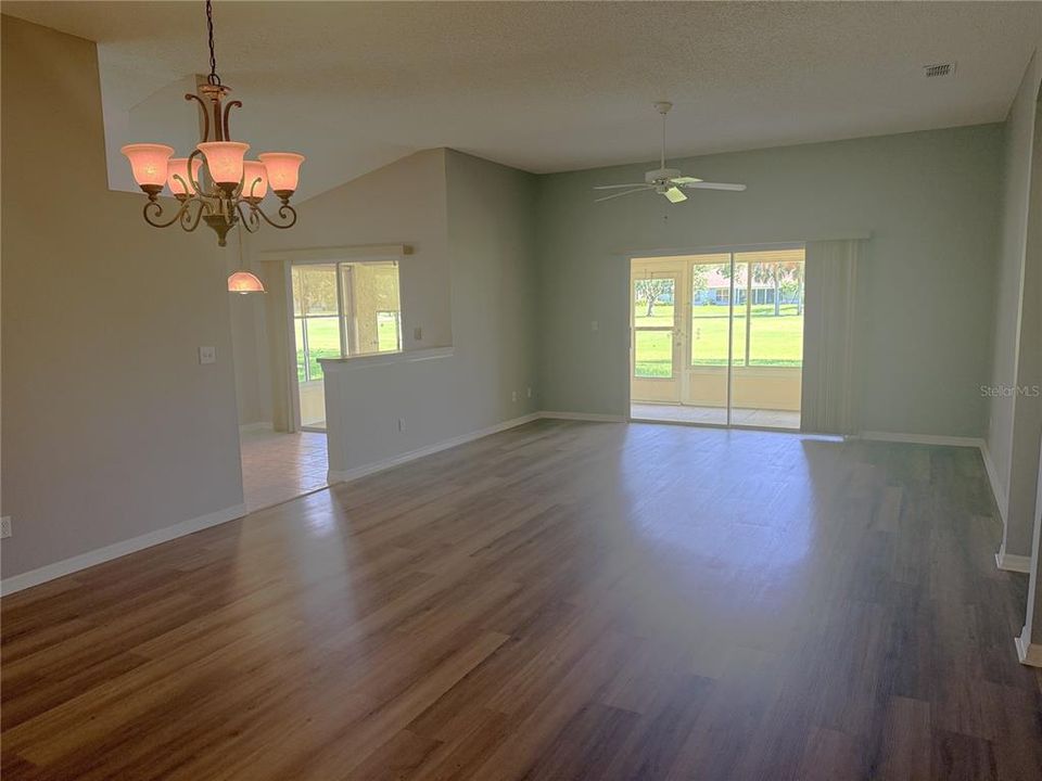 合同活跃: $2,200 (2 贝兹, 2 浴室, 1612 平方英尺)