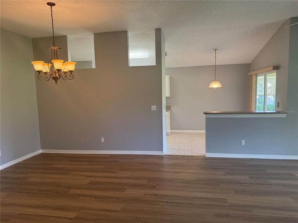 合同活跃: $2,200 (2 贝兹, 2 浴室, 1612 平方英尺)