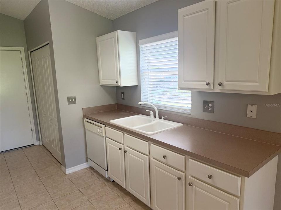 合同活跃: $2,200 (2 贝兹, 2 浴室, 1612 平方英尺)