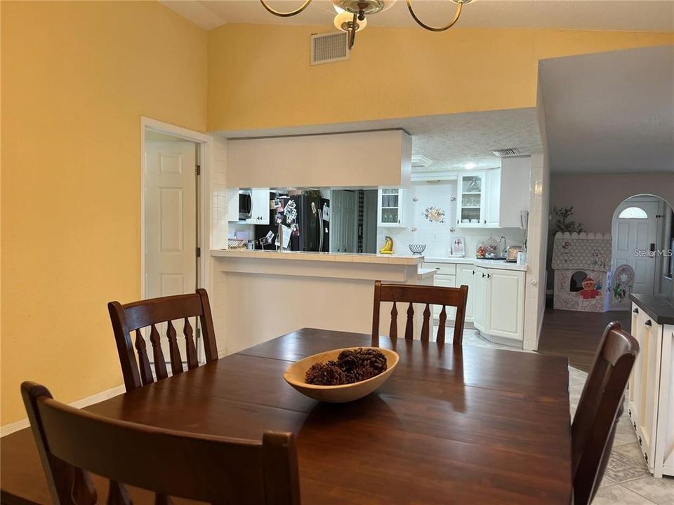 Под контрактом: $2,200 (3 спален, 2 ванн, 2154 Квадратных фут)