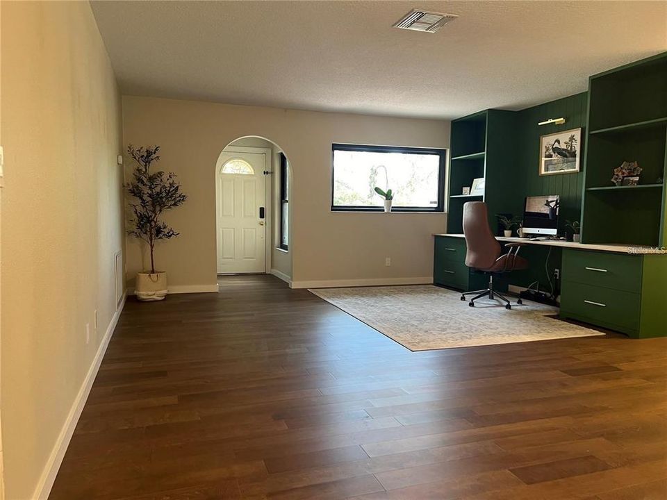 Под контрактом: $2,200 (3 спален, 2 ванн, 2154 Квадратных фут)