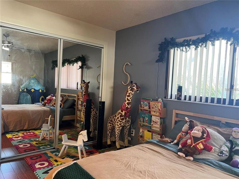 Под контрактом: $2,200 (3 спален, 2 ванн, 2154 Квадратных фут)