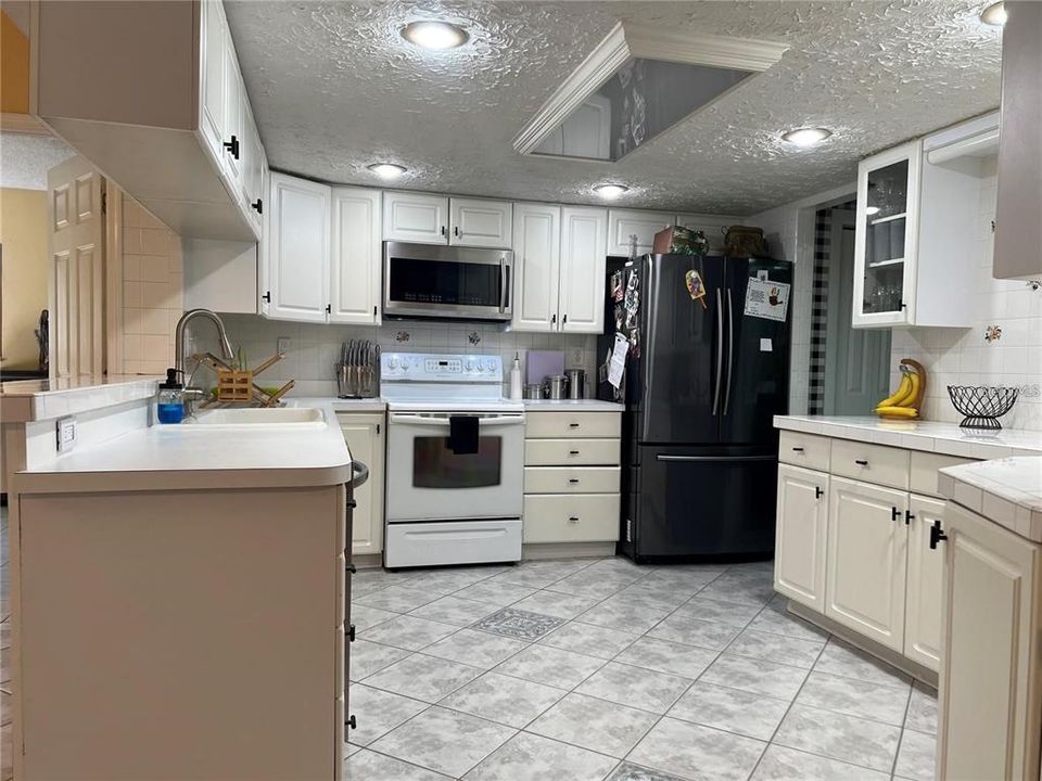 Под контрактом: $2,200 (3 спален, 2 ванн, 2154 Квадратных фут)