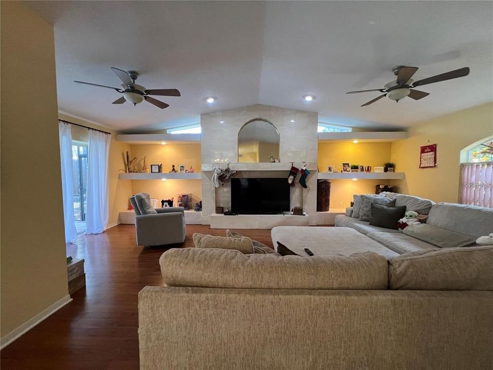 Под контрактом: $2,200 (3 спален, 2 ванн, 2154 Квадратных фут)