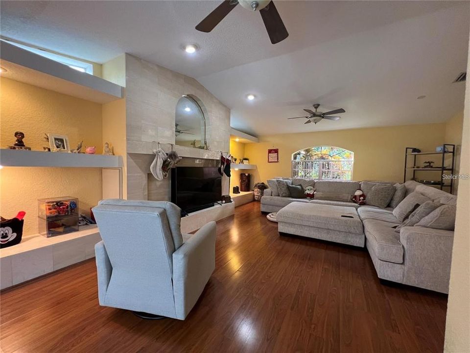 Под контрактом: $2,200 (3 спален, 2 ванн, 2154 Квадратных фут)