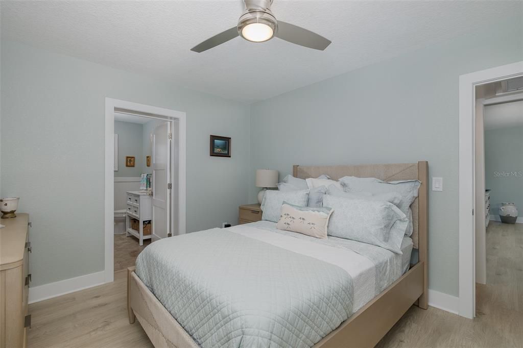 For Sale: $800,000 (2 beds, 2 baths, 1213 Square Feet)