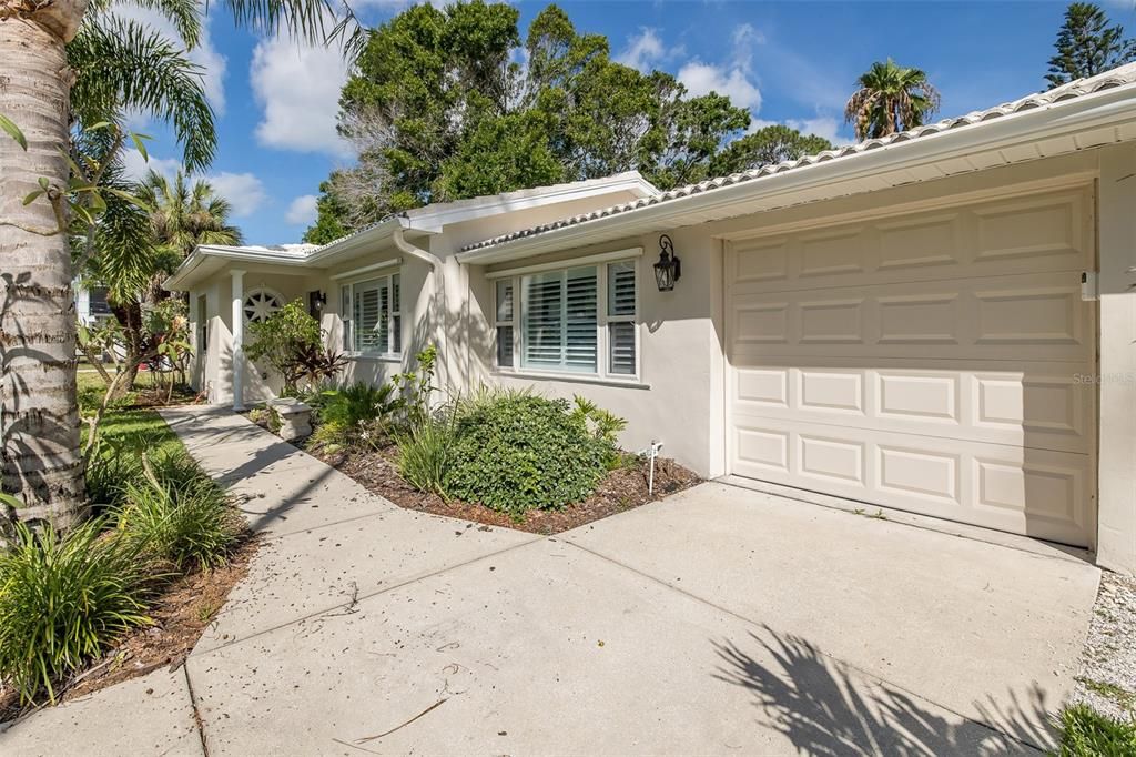 For Sale: $800,000 (2 beds, 2 baths, 1213 Square Feet)