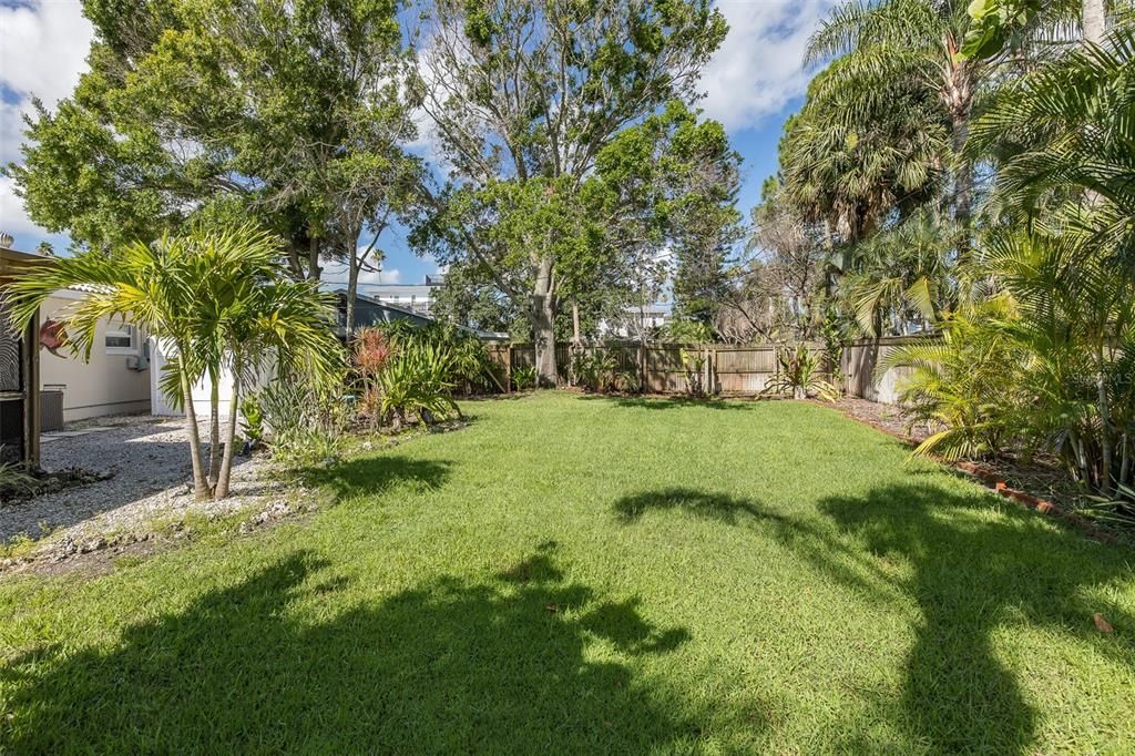 For Sale: $800,000 (2 beds, 2 baths, 1213 Square Feet)