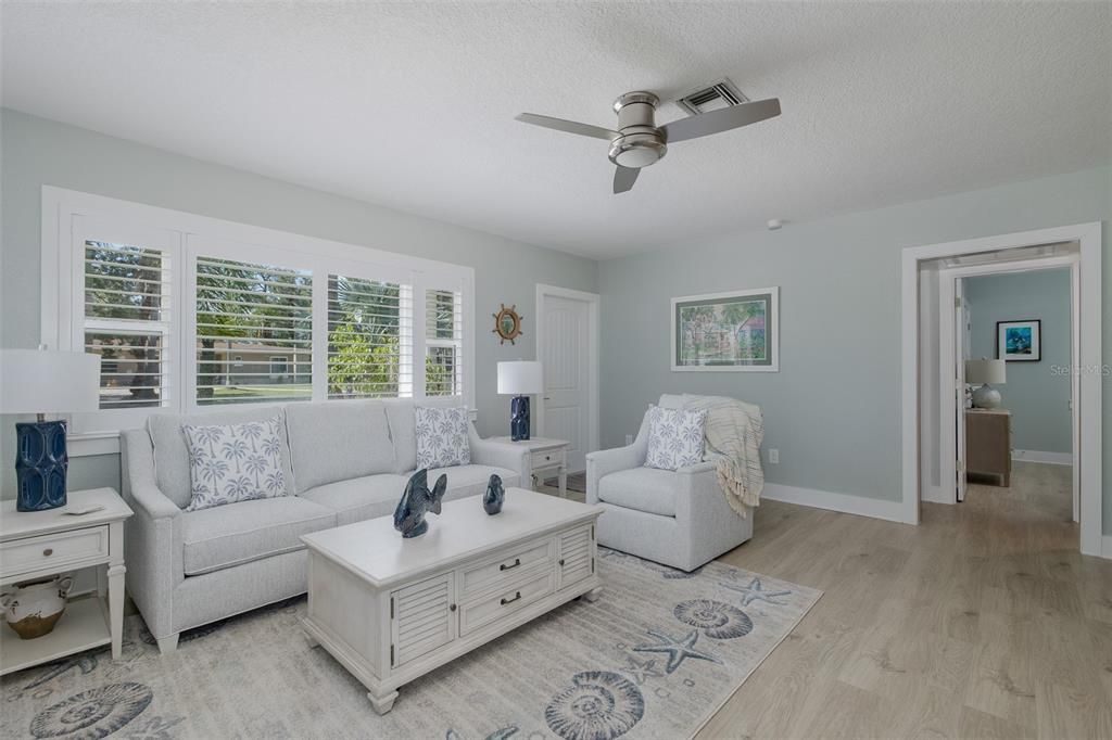 For Sale: $800,000 (2 beds, 2 baths, 1213 Square Feet)