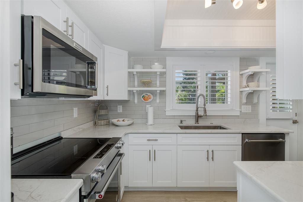 For Sale: $800,000 (2 beds, 2 baths, 1213 Square Feet)