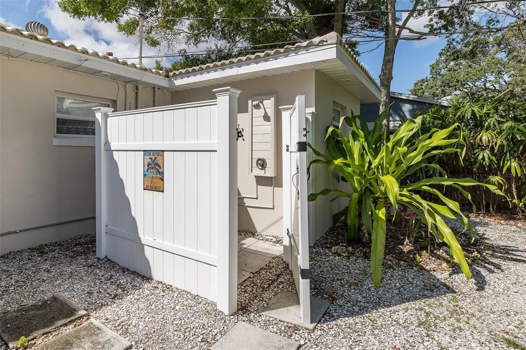 For Sale: $800,000 (2 beds, 2 baths, 1213 Square Feet)