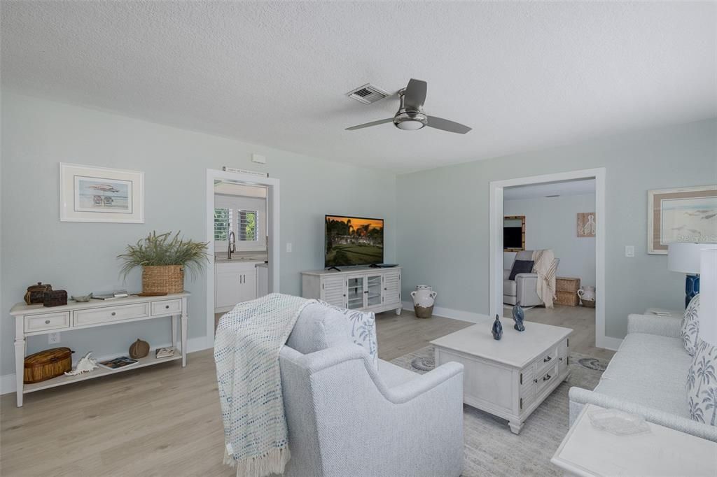 For Sale: $800,000 (2 beds, 2 baths, 1213 Square Feet)