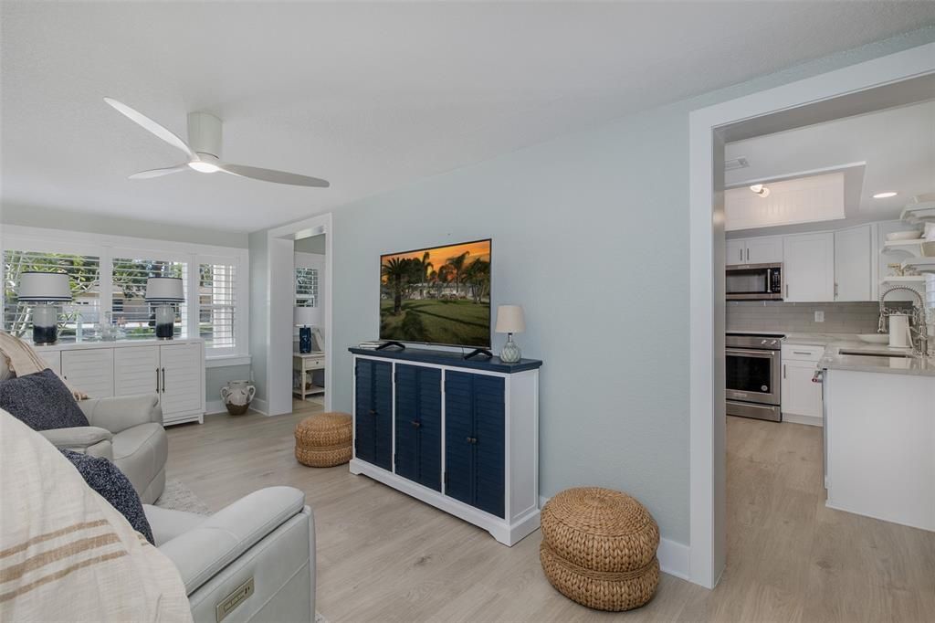 For Sale: $800,000 (2 beds, 2 baths, 1213 Square Feet)