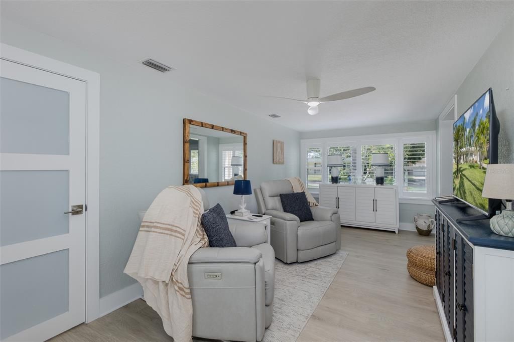 For Sale: $800,000 (2 beds, 2 baths, 1213 Square Feet)