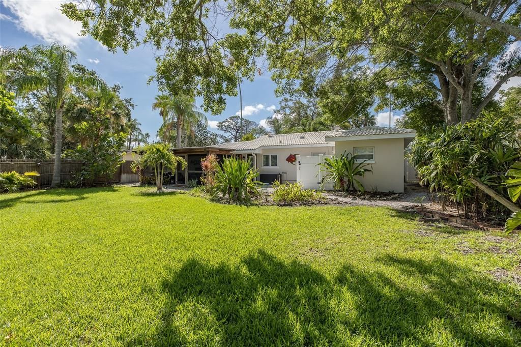 For Sale: $800,000 (2 beds, 2 baths, 1213 Square Feet)