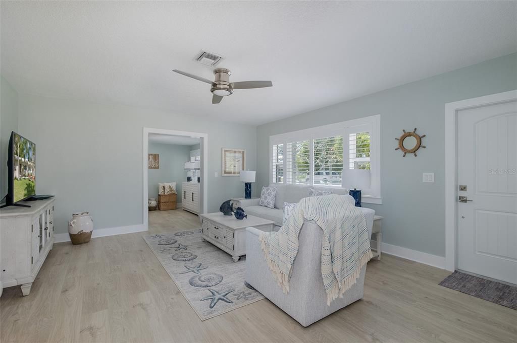 For Sale: $800,000 (2 beds, 2 baths, 1213 Square Feet)