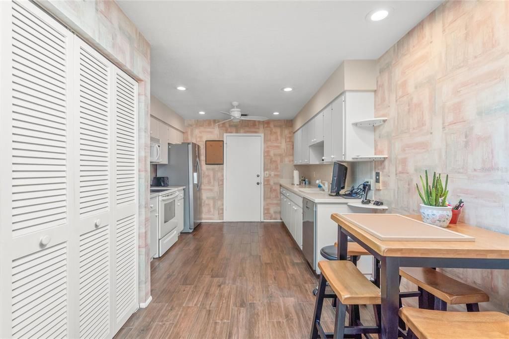 Active With Contract: $299,000 (3 beds, 2 baths, 1679 Square Feet)